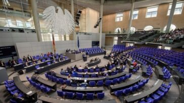 Για πρώτη φορά στην ιστορία της Bundestag μειώνονται οι βουλευτικές αποζημιώσεις