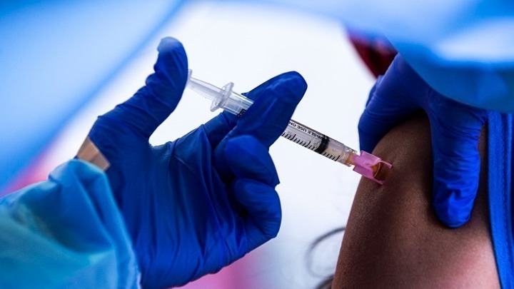 Μια δόση εμβολίου μειώνει στο μισό τον κίνδυνο μετάδοσης του κορονοϊού μέσα στα σπίτια