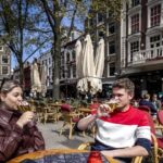 Ολλανδία: Άνοιξαν καφέ και εστιατόρια – Οι Ολλανδοί πίνουν σε ένα “καλύτερο μέλλον”