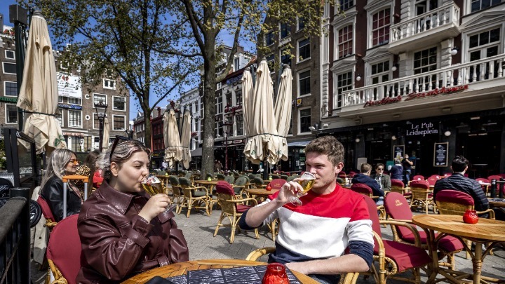 Ολλανδία: Άνοιξαν καφέ και εστιατόρια – Οι Ολλανδοί πίνουν σε ένα “καλύτερο μέλλον”