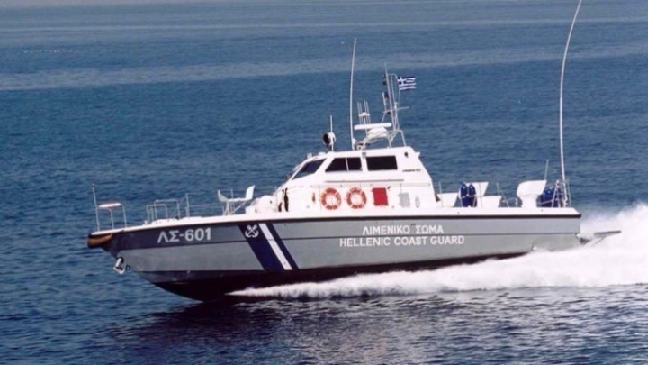 Θαλαμηγό σκάφος, στο οποίο επιβαίνουν 170 αλλοδαποί, ρυμουλκείται από φορτηγό πλοίο στο λιμάνι της Καλαμάτας