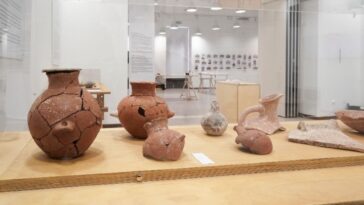 Εγκαινιάστηκε η έκθεση «δες ΑΠΕΝΑΝΤΙ. Έναν οικισμό στην Κέρο 4.500 χρόνια πριν» στην Πινακοθήκη Δήμου Αθηναίων στο Μεταξουργείο
